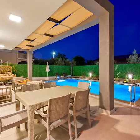 Almilalin 6 Bedroom For Rent In *