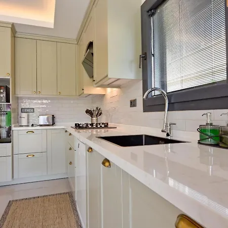 Villa Almilalin 6 Bedroom For Rent In *