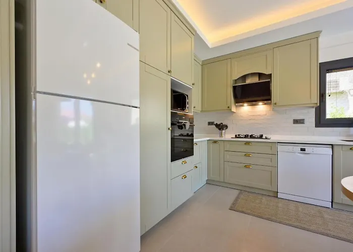 Villa Almilalin 6 Bedroom For Rent In *